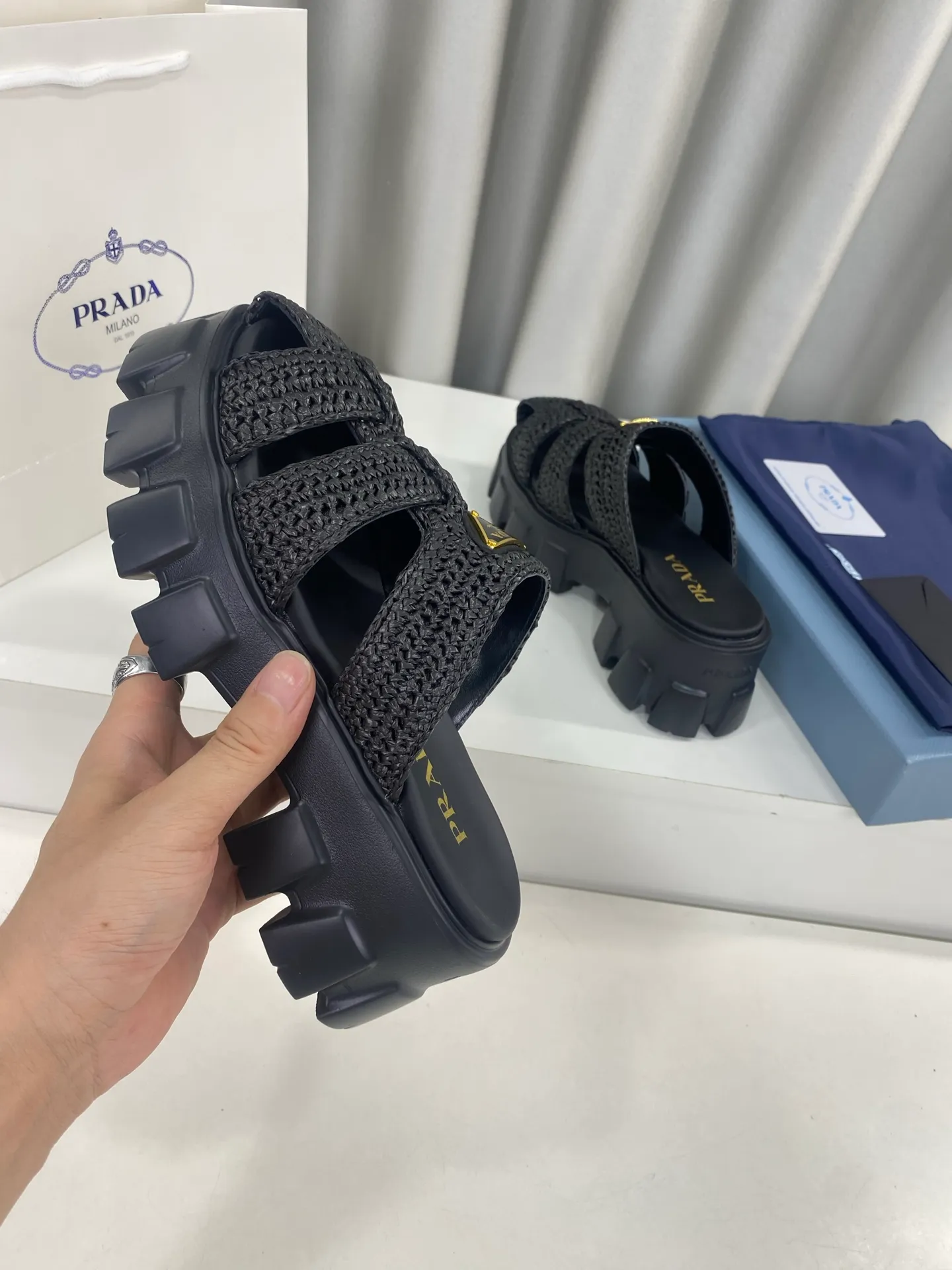 👟👟Ex-factory price 520👟👟 Prada's latest bamboo cage weaving thick-soled triangle buckle sandals☑️ Latest environmentally friendly PP material, fully hand-crocheted, just like knitting sweaters, slow work and meticulous work, retro fashionable thick-soled shoes, with woven uppers, making the whole pair of shoes light and comfortable, bright colors, satisfying various choices for fashionable people with different styles! The iconic metal triangle logo is paired with the shape of ancient beach sandals. Every design element is fashionable! Size: Women's 35-39 (34, 40, custom-made, non-returnable) Full set of counter original packaging